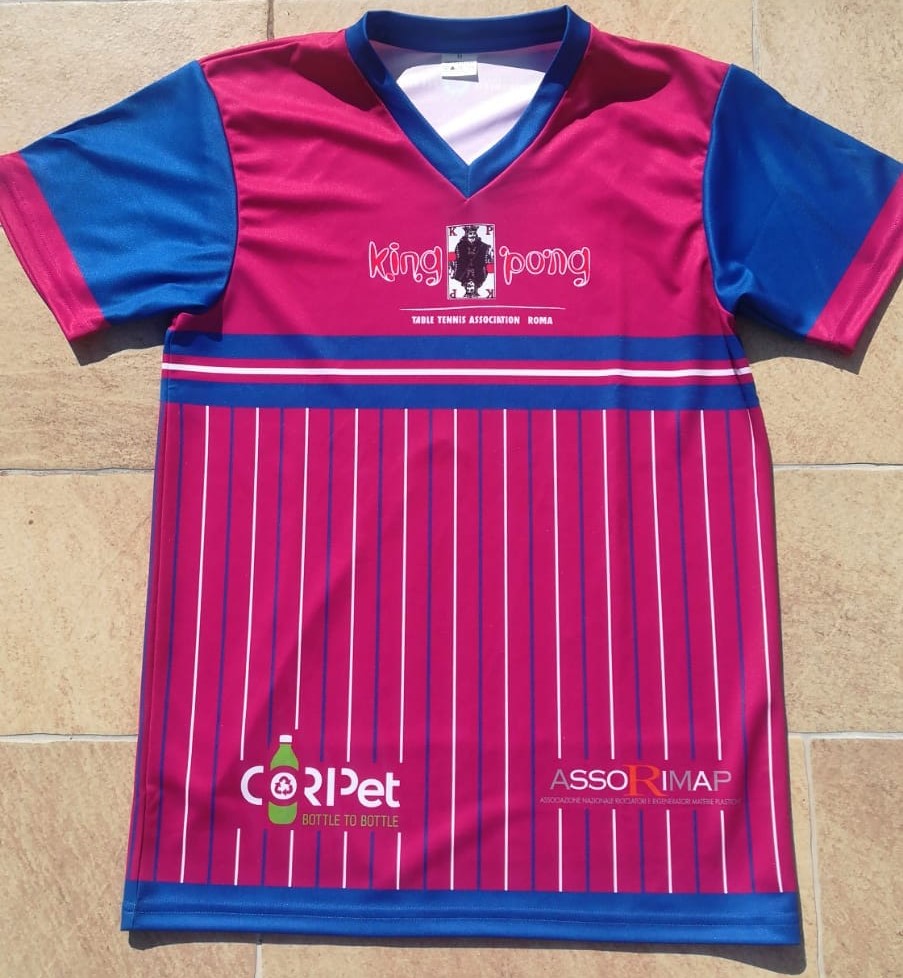 T-shirt realizzata con plastica riciclata